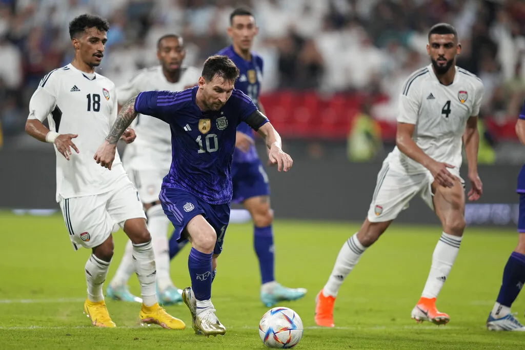 2026世界盃阿根廷衛冕冠軍有難度?是詛咒還是另有原因？阿根廷是否能打破魔咒？ 截至2025年2月，梅西在近期的比賽中表現出色。在2026年世界盃南美區預選賽中，他以6粒進球領跑射手榜，幫助阿根廷隊在積分榜上占據領先位置。