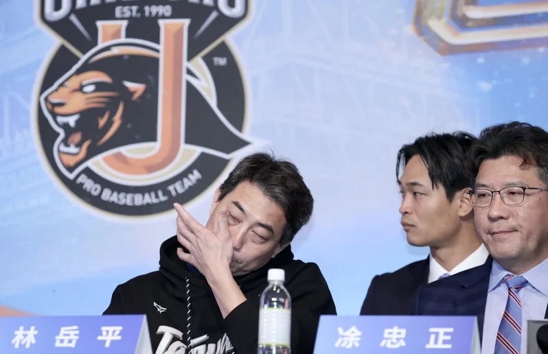 林岳平揮淚送別愛徒