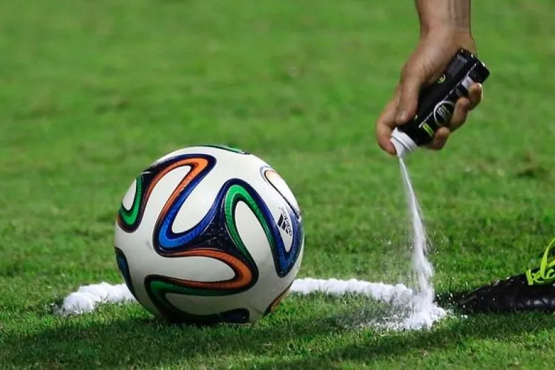 2026世界盃死球戰術解析｜罰球、角球與自由球數據揭密 2014年世界盃足球賽，裁判開始使用噴霧降低誤判。（轉/美聯社）