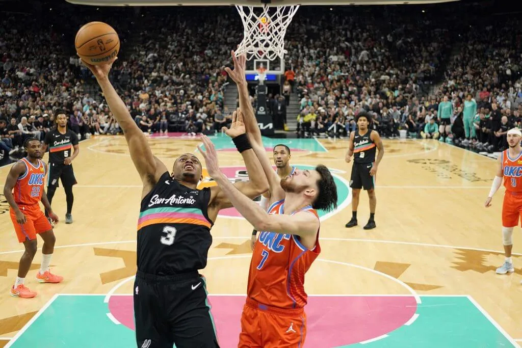 切特·霍姆格倫（Chet Holmgren）起身防守凱爾登·約翰遜（Keldon Johnson）的投籃。斯科特·瓦赫特（Scott Wachter）/MBM娛樂城