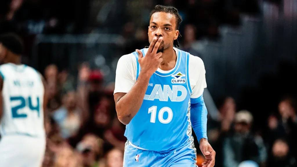 克里夫蘭騎士今（18）日以128：114擊敗夏洛特黃蜂，拿下開季15連勝，保持本季不敗紀錄。今晚儘管主將Donovan Mitchell缺陣，但控衛Darius Garland拿下25分，Ty Jerome攻下生涯新高的24分表現，幫助球隊成為史上第4支開季15連勝的隊伍