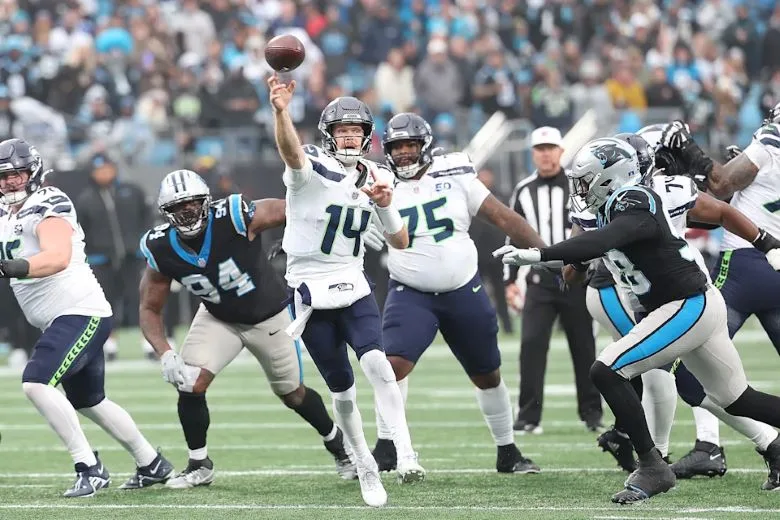 西雅圖海鷹隊四分衛山姆・達諾德（Sam Darnold）將再次迎來機會，幫助球隊力拚鎖定 NFC 季後賽頭號種子席位。/3A娛樂城