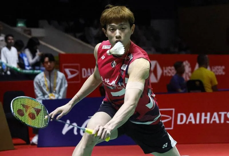 雙方球員在比賽中爭頂瞬間(1)